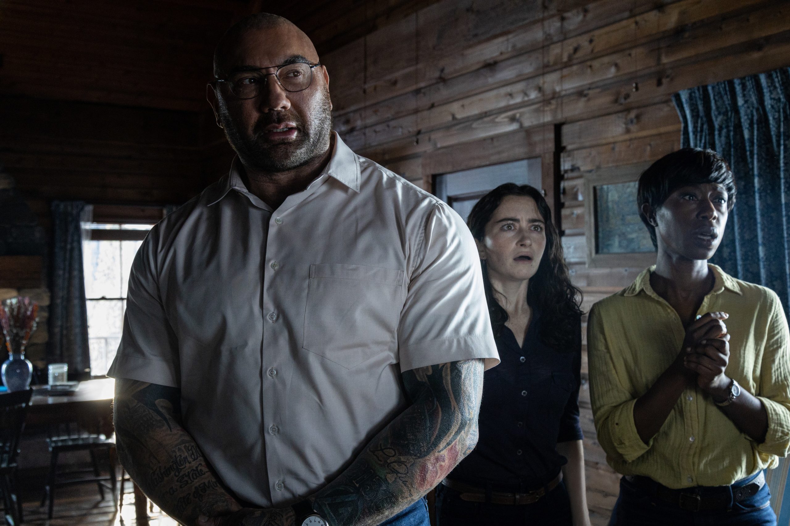 Dave Batista 表示M. Night Shyamalan 執導全新驚悚電影《敲敲門》就像「一層一層惡夢」