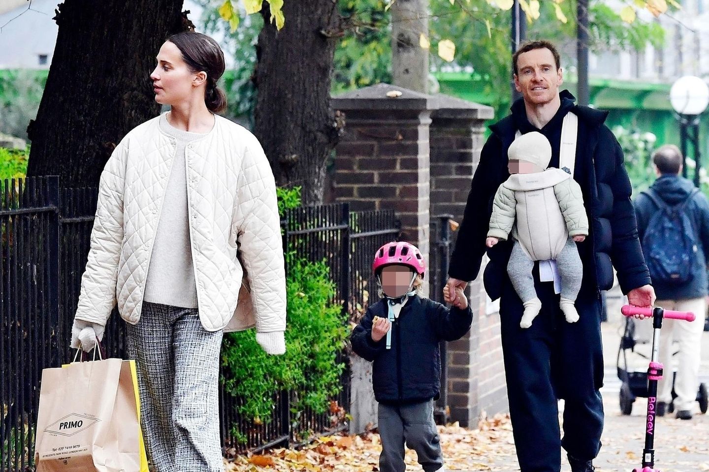 Alicia Vikander + Michael Fassbender: Bei seltenem Familienausflug wirken  sie angespannt | GALA.de