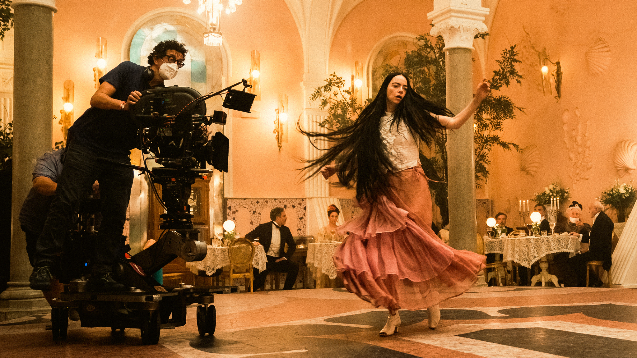 Creating a Distorted Reality: Behind the Scenes of Yorgos Lanthimos' Poor  Things - Wiziwiz